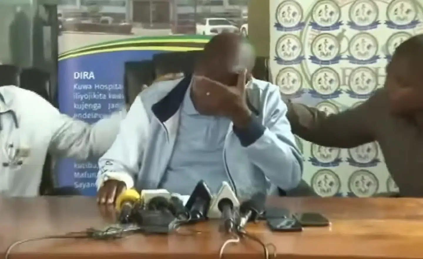 Philip Mpango måtte trøses af en læge og hospitalsdirektøren.