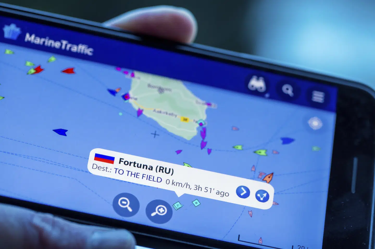 Det russiske specialskib Fortuna arbejder med at lægge rør til gasledningen Nord Stream 2 ud for Bornholm. MarineTraffick, en app, angiver positionen. Arbejdet i dansk farvand ventes afsluttet i april. Jens B''ttner/Ritzau Scanpix