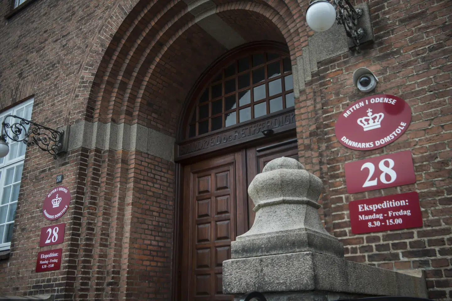 Ved Retten i Odense blev flere personer med tilknytning til bandemiljø fremstillet i grundlovsforhør fredag. De blev anholdt i stor aktion, der var koordineret mellem Fyns Politi og Særlig Efterforskning Vest (SEV). (Arkivfoto) Tim Kildeborg Jensen/Ritzau Scanpix