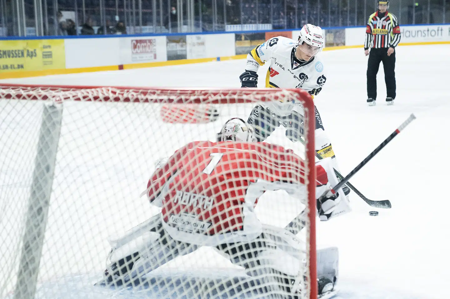 Esbjerg Energy vandt kampen mod Herlev Eagles med 5-0, men Charles Corcoran (i baggrunden) har siden fået seks spilledages karantæne. Claus Bech/Ritzau Scanpix