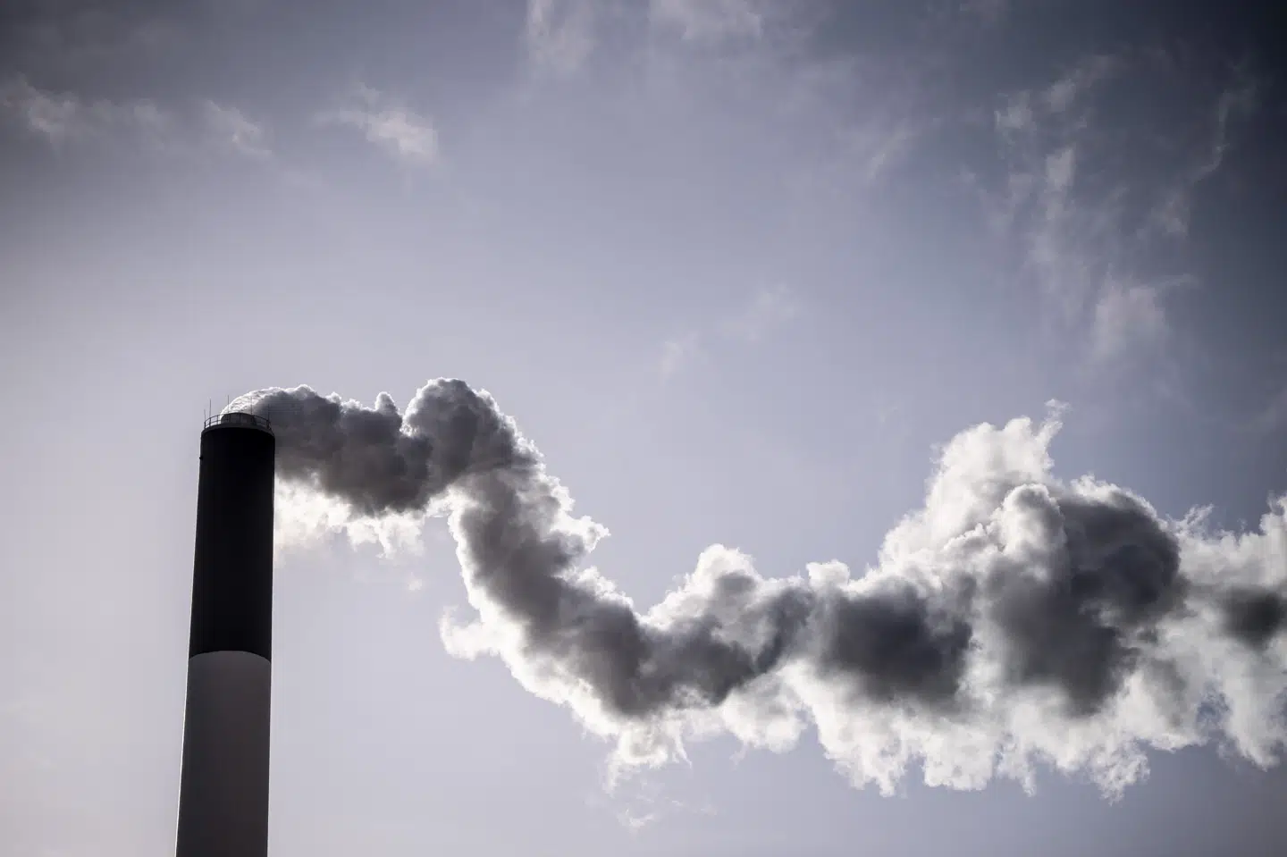 Røg fra Lygten Varmeværk i København Nordvest, 9. februar 2021. Regeringen håber at kunne klare en stor del af Danmarks CO2-reduktioner ved at fange kulstof fra fabrikkers og kraftværkers skorstene og pumpe det ned i undergrunden. Men der mangler en klar strategi, understreger Klilmarådet Liselotte Sabroe/Ritzau Scanpix