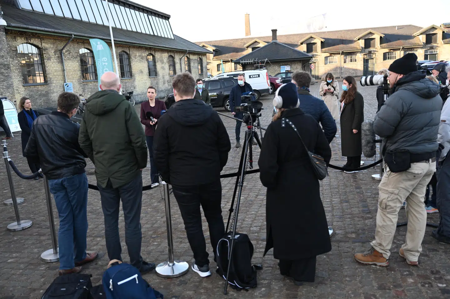 Statsminister Mette Frederiksen (S) og regionsrådsformand Sophie Hæstorp Andersen (S) afholder doorstep for pressen efter besøg i vaccinationscenteret i Øksnehallen i København, fredag den 26. februar 2021. I løbet af fredagen forventes fem tusinde københavnere vaccineret i centeret. Philip Davali/Ritzau Scanpix