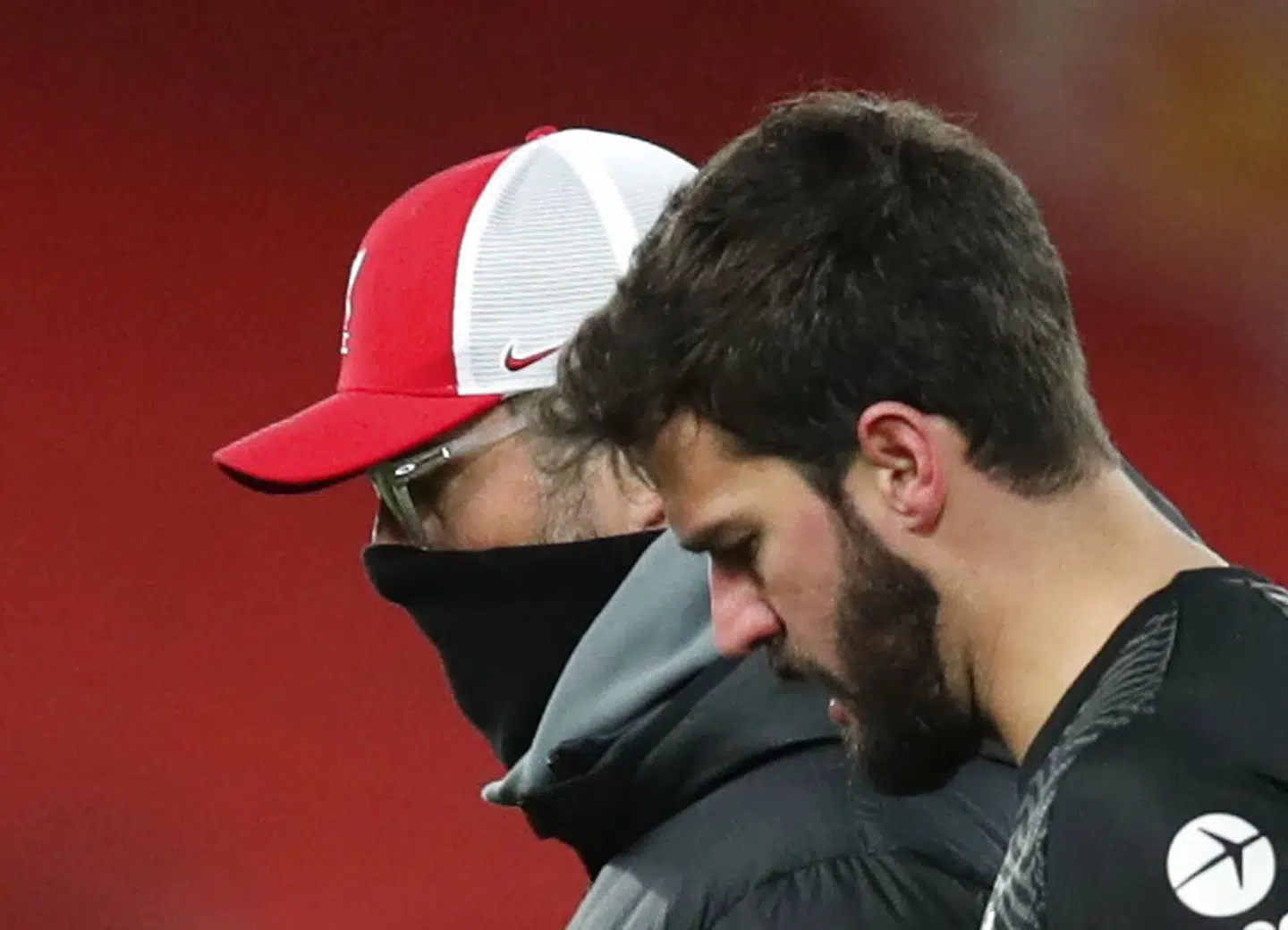Både Alisson Becker (th.) og Jürgen Klopp har for nyligt mistet en forælder. Ingen af dem har haft mulighed for at deltage i begravelserne på grund af coronarestrionerne.