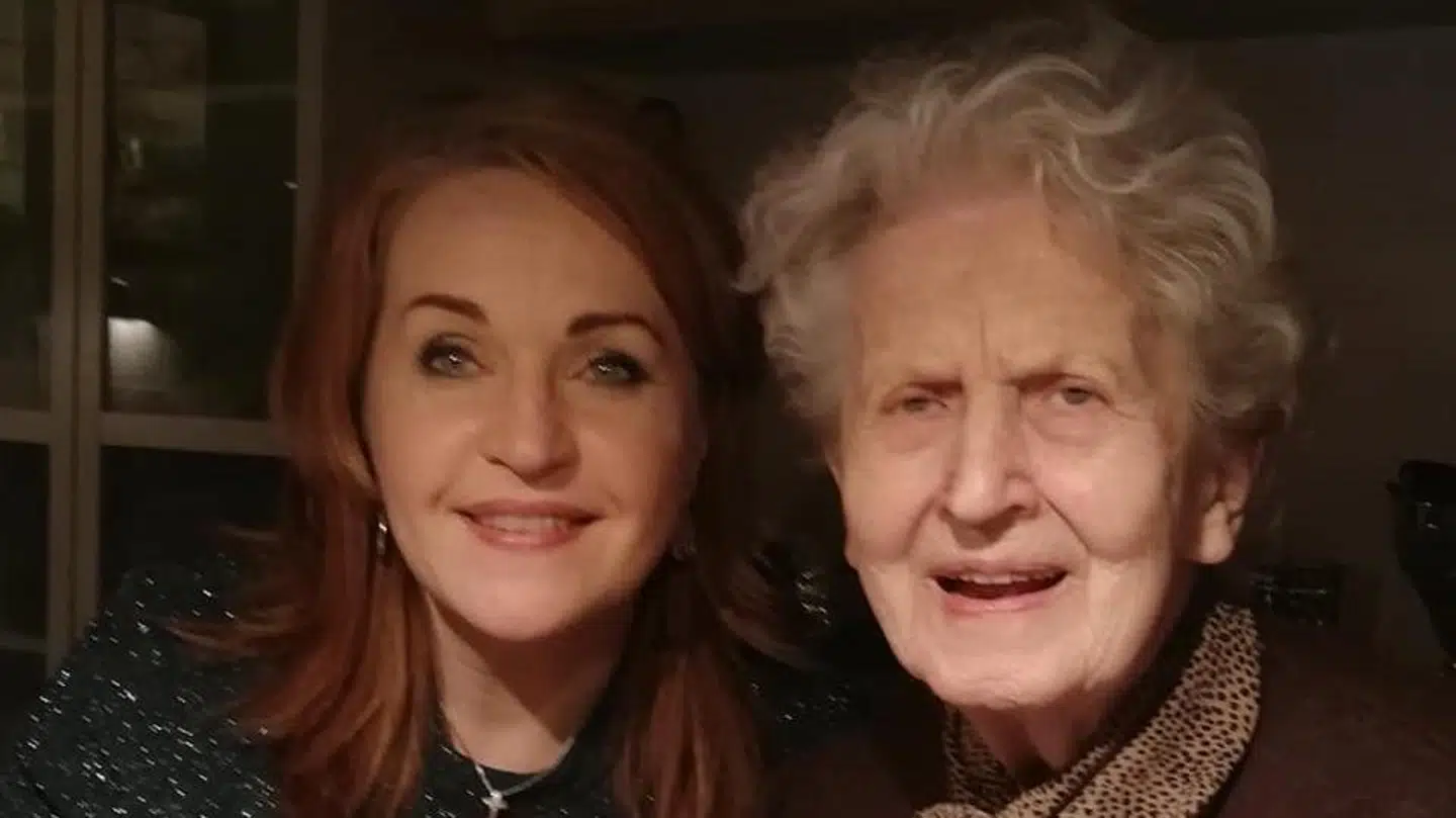 »Hun var der for familien – både børn, børnebørn og oldebørn. Hun var den elskede mormor,« fortæller Tina. Foto: Privat