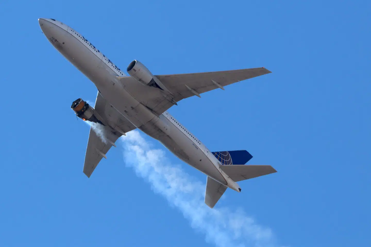 Et Boeing 777 fra selskabet United Airlnes med 231 passager om bord måtte lørdag 20. februar nødlande i Denver i Colorado, kort efter det var lettet fra samme lufthavn. På billedet ses tydeligt, at der er brand i højre motor, og kort efter tabte flyet denne motordel. Hayden Smith/@speedbird5280/Reuters