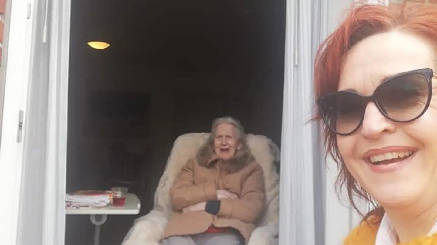 Tina savner sin mors humør, hendes latter og det at få lov til at kysse og kramme hende. Foto: Privat