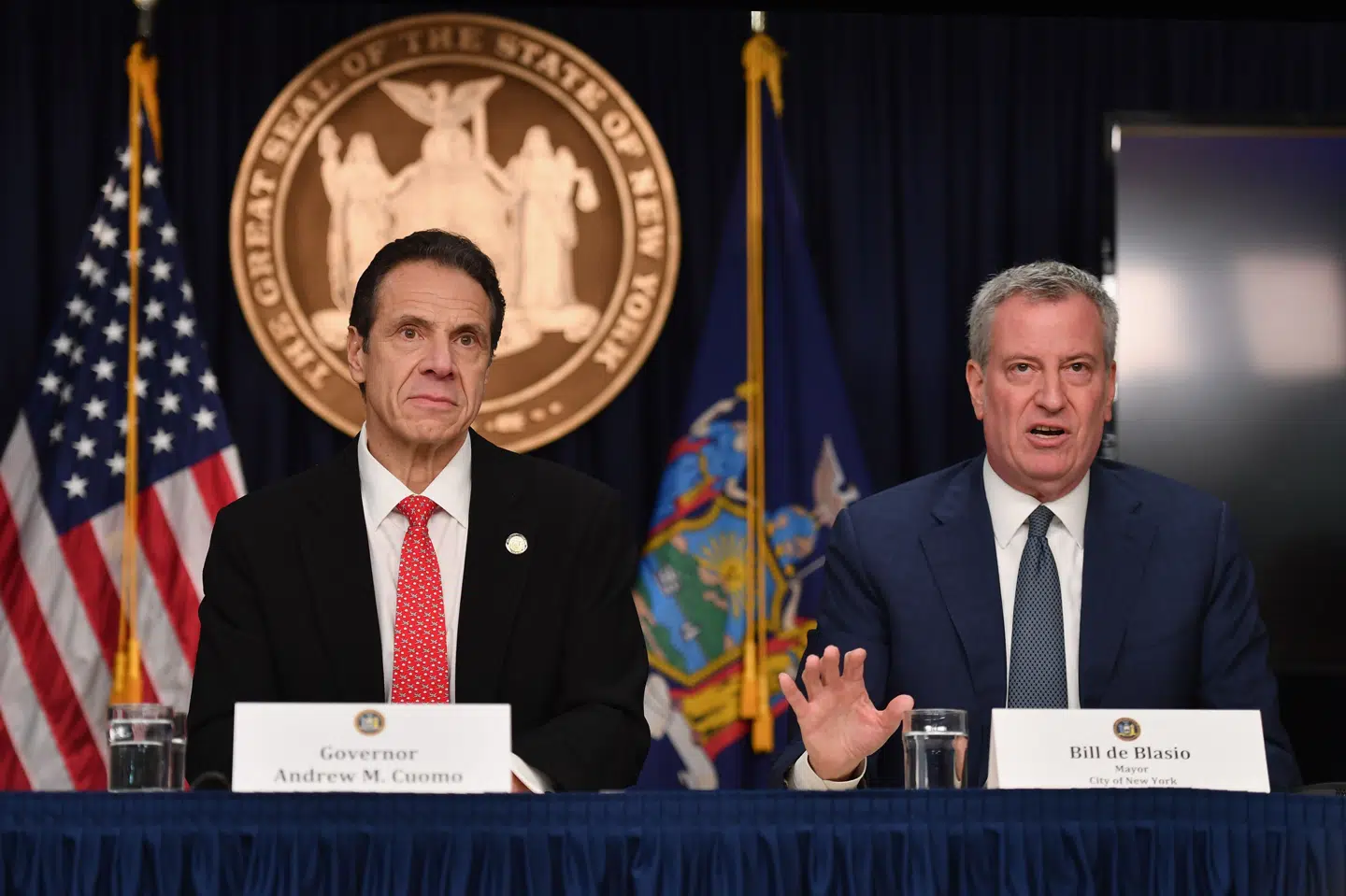 New Yorks borgmester, Bill de Blasio (th), vil have undersøgt, om anklager om seksuelle krænkelser rettet mod delstatens guvernør, Andrew Cuomo (tv), er sande. Angela Weiss/Ritzau Scanpix