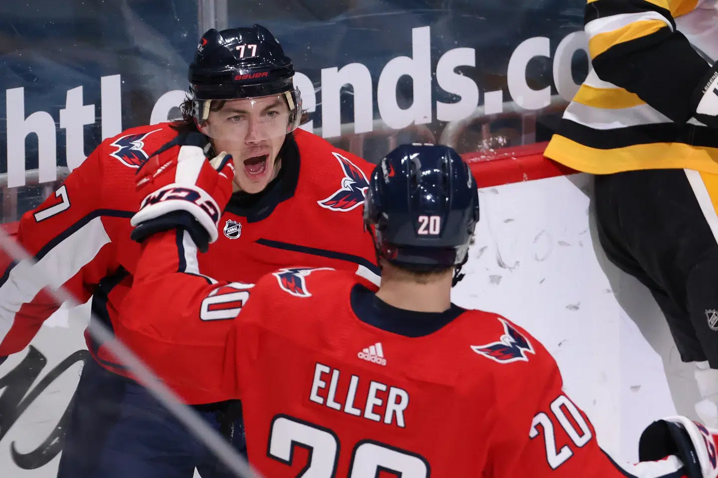 Lars Eller fejrer Washington Capitals-scoring med holdkammeraten T.J. Oshie. Geoff Burke/Ritzau Scanpix