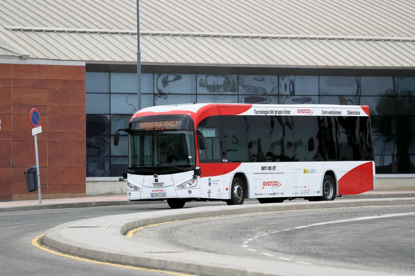 Den ligner en almindelig bus, men den kører af sig selv. Chauffør sidder dog klar til at tage over, hvis det bliver nødvendigt. Jon Nazca/Reuters