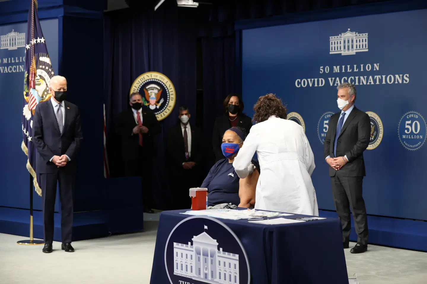 Præsident Joe Biden og vicepræsident Kamala Harris overværer torsdag, at der bliver givet den vaccinedosis, der markerer 50 millioner vacciner i USA. Jonathan Ernst/Reuters