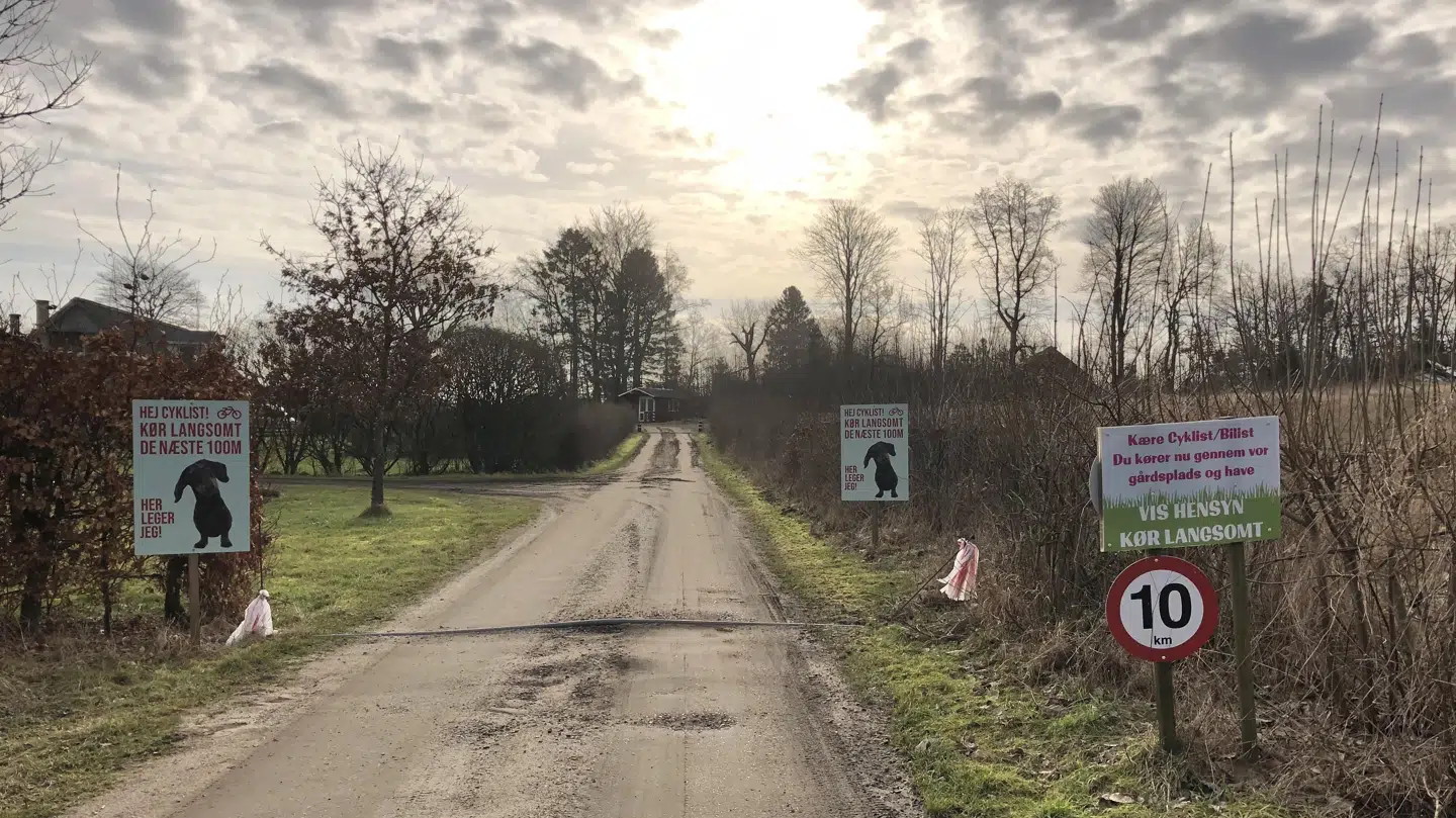 Der er masser af skilte langs stien.