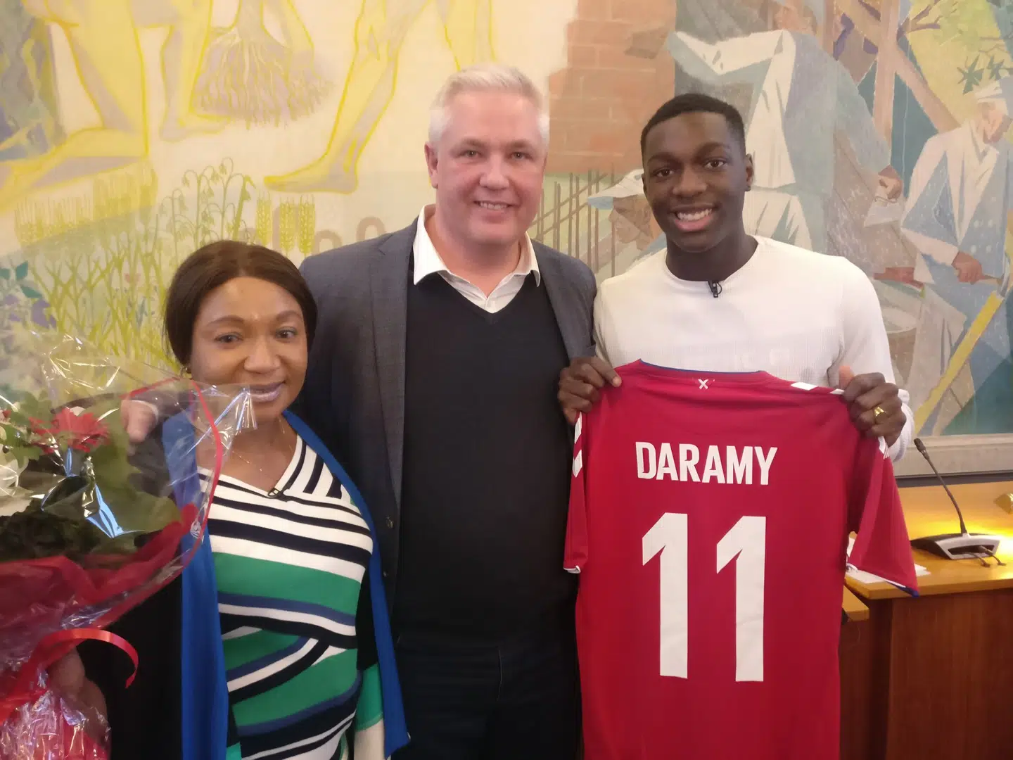 Mohamed Daramy med sin mor og DBUs Flemming Berg, da FCK-stjernen fik tildelt dansk statsborgerskab.