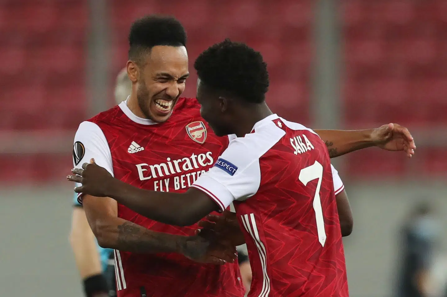 Bukayo Saka (til højre) stod for det indlæg, som Pierre-Emerick Aubameyang (til venstre) headede i mål til 3-2 torsdag. Alkis Konstantinidis/Reuters