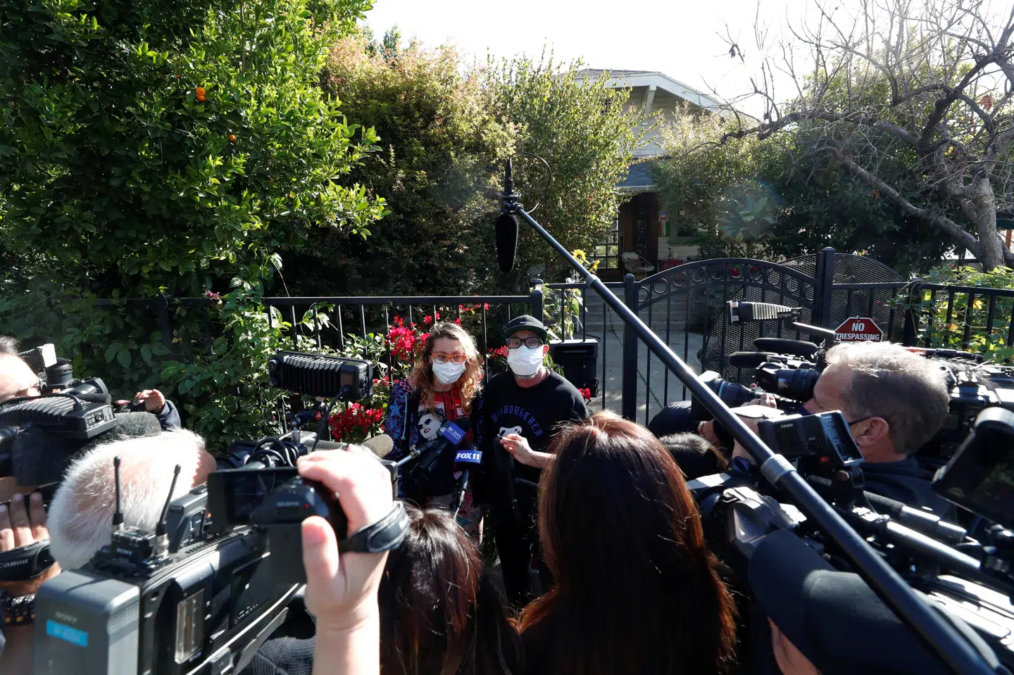 Et par beboere i det område af Los Angeles, hvor popstjernen Lady Gagas hundelufter torsdag blev skudt og hendes to hunde stjålet, taler med et udsnit af det store presseopbud på stedet. Mario Anzuoni/Reuters