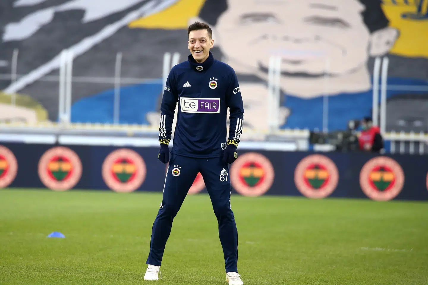 Mesut Özil er hentet til Fenerbahce denne vinter. Her ses tyskeren i trøjen med det omstridt logo, BeFair. Gokhan Kilincer/Reuters