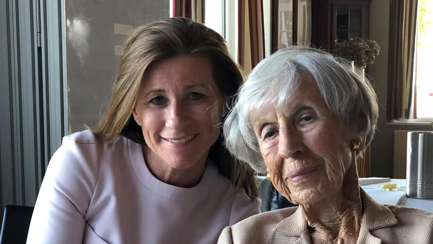 Camilla Flindt Hjælmhof og Lise Nørgaard ved sidstnævntes 103-års fødselsdag.