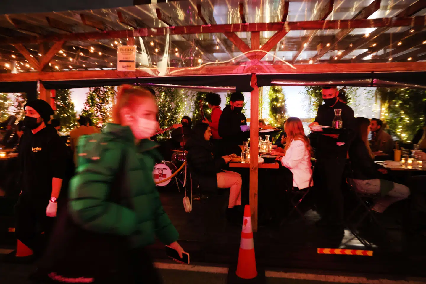 Den amerikanske økonomi slås med konsekvenserne af coronavirusset. På trods af en økonomi der tripper på stedet, er økonomerne optimistiske omkring udsigterne. Her er det en travl restaurant i New York onsdag aften. Spencer Platt/Ritzau Scanpix