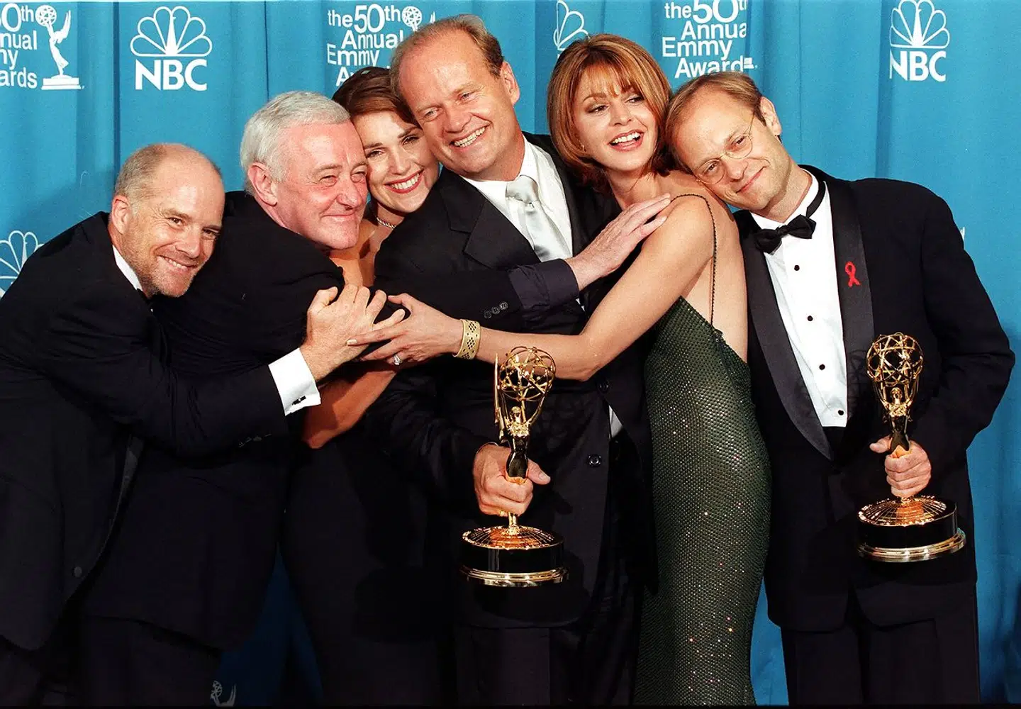 Her er hele holdet fra 'Frasier' samlet, da de fik en Emmy for tv-serien i 1998. fra venstre ses Dan Butler, John Mahoney, Peri Gilpin, Kelsey Grammer, Jane Leeves og David Hyde Pierce.