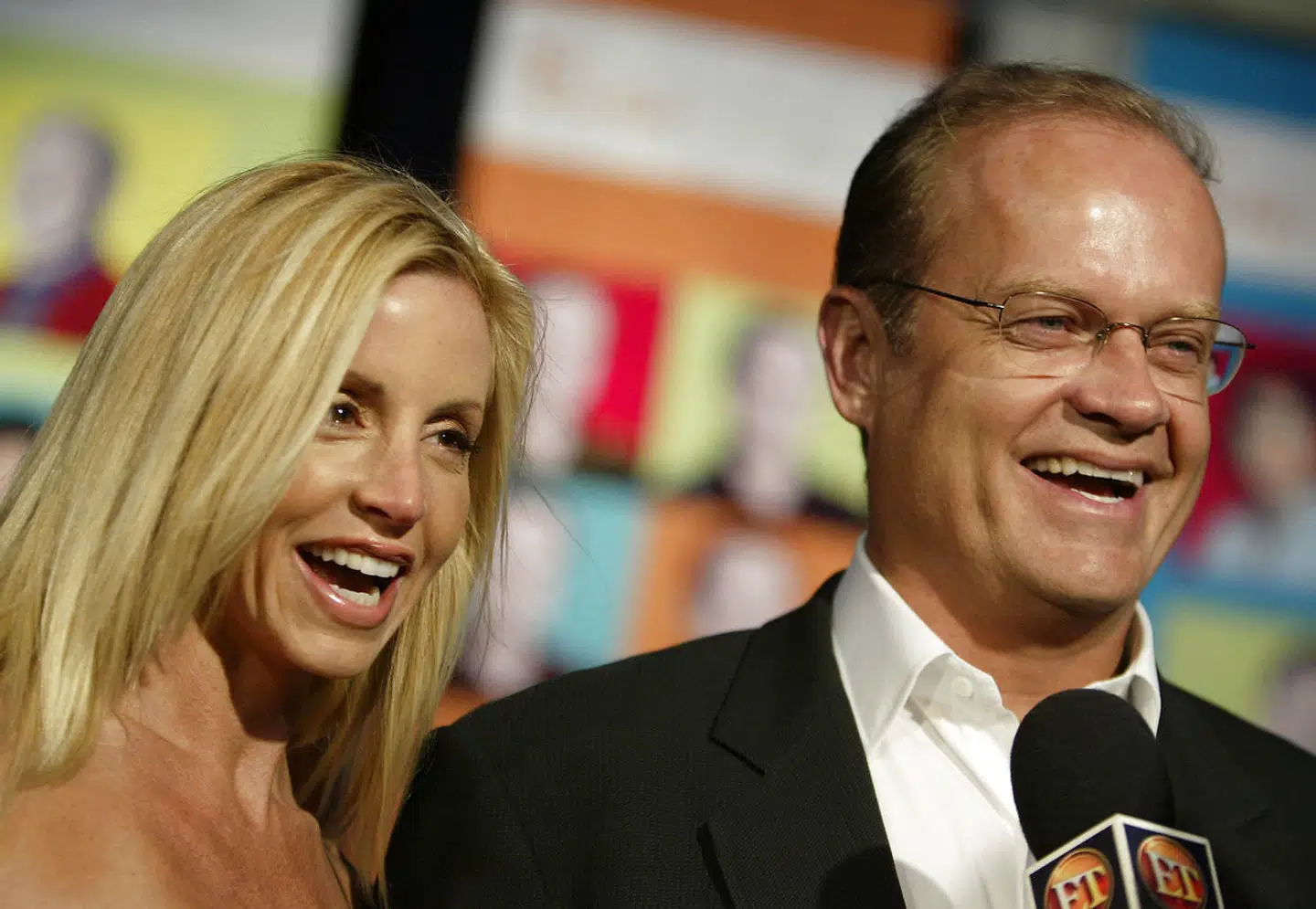 Kelsey Grammer(th.) bliver interviewet sammen med sin kone Camille, da han ankommer til finalen på tv-serien 'Frasier' 5. maj 2004. Den 264. episode – og seriens sidste – hedder 'Good Night Seattle'.