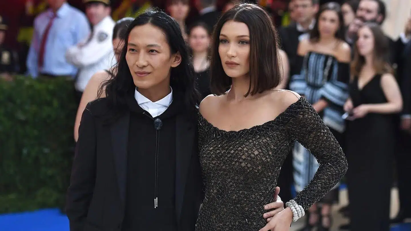 ARKIVFOTO af designeren Alexander Wang sammen med modellen Bella Hadid.