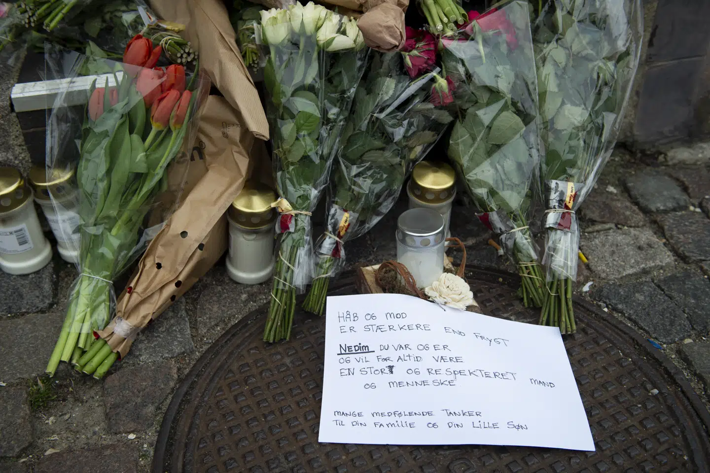 Der blev lagt blomster og hilsner til radioværten Nedim Yasar på Hejrevej, hvor han den 19. november blev dræbt. 26-årige Alexander Findanis er torsdag blevet idømt fængsel på livstid for drabet. (Arkivfoto) Liselotte Sabroe/Ritzau Scanpix