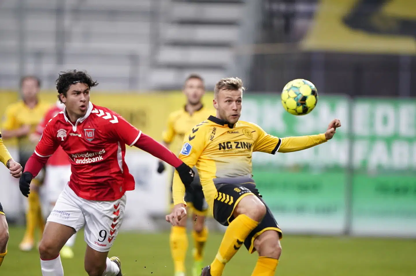 Wahid Faghir (tv.) har fået enorm ros i denne sæson. Her ses han i kamp mod Horsens i november 2020.