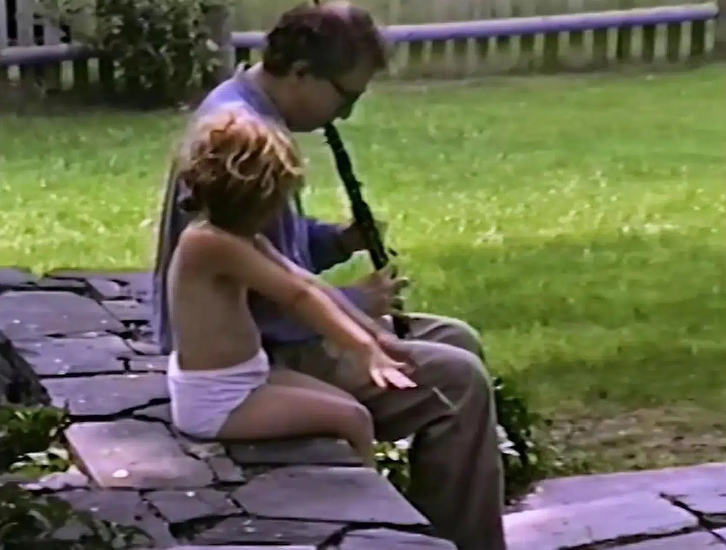 Woody Allen og Dylan Farrow på en trappesten.