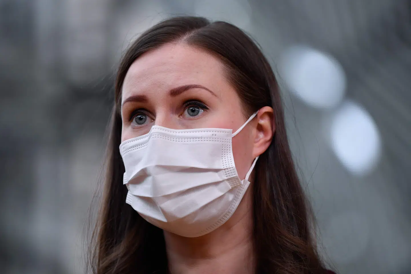 - Jeg ved, at I er trætte. Det er jeg også, siger Finlands statsminister, Sanna Marin, på pressemøde, hvor hun bebuder coronanedlukning i marts. John Thys/Ritzau Scanpix