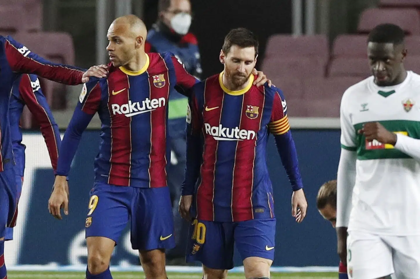 Holdkammeraterne Martin Braithwaite og Lionel Messi fejrer scoringen mod Elche onsdag aften. Albert Gea/Reuters