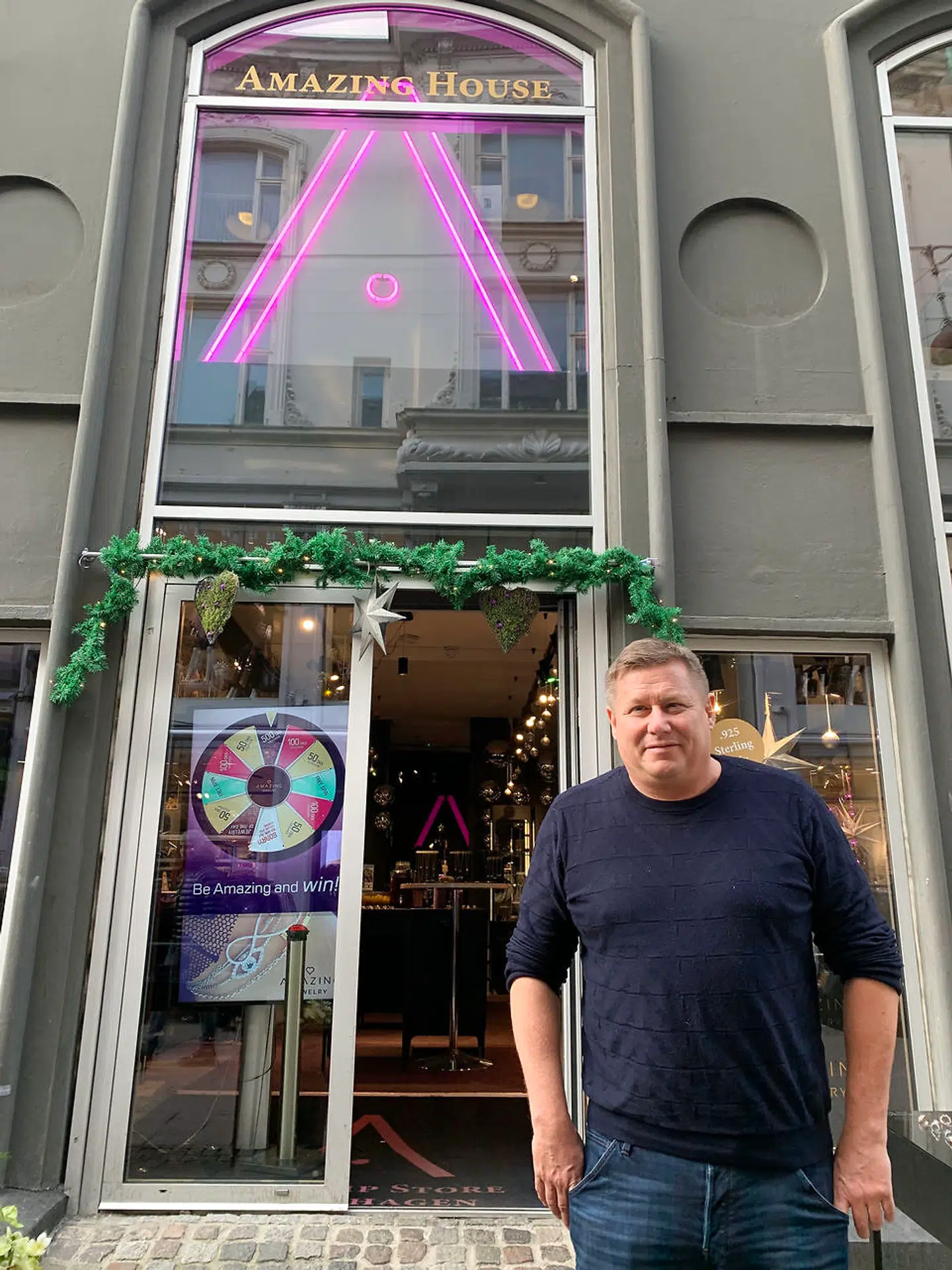 Jesper 'Kasi' Nielsen foran den Amazing Jewelry-butik på Strøget, der nu lukker.