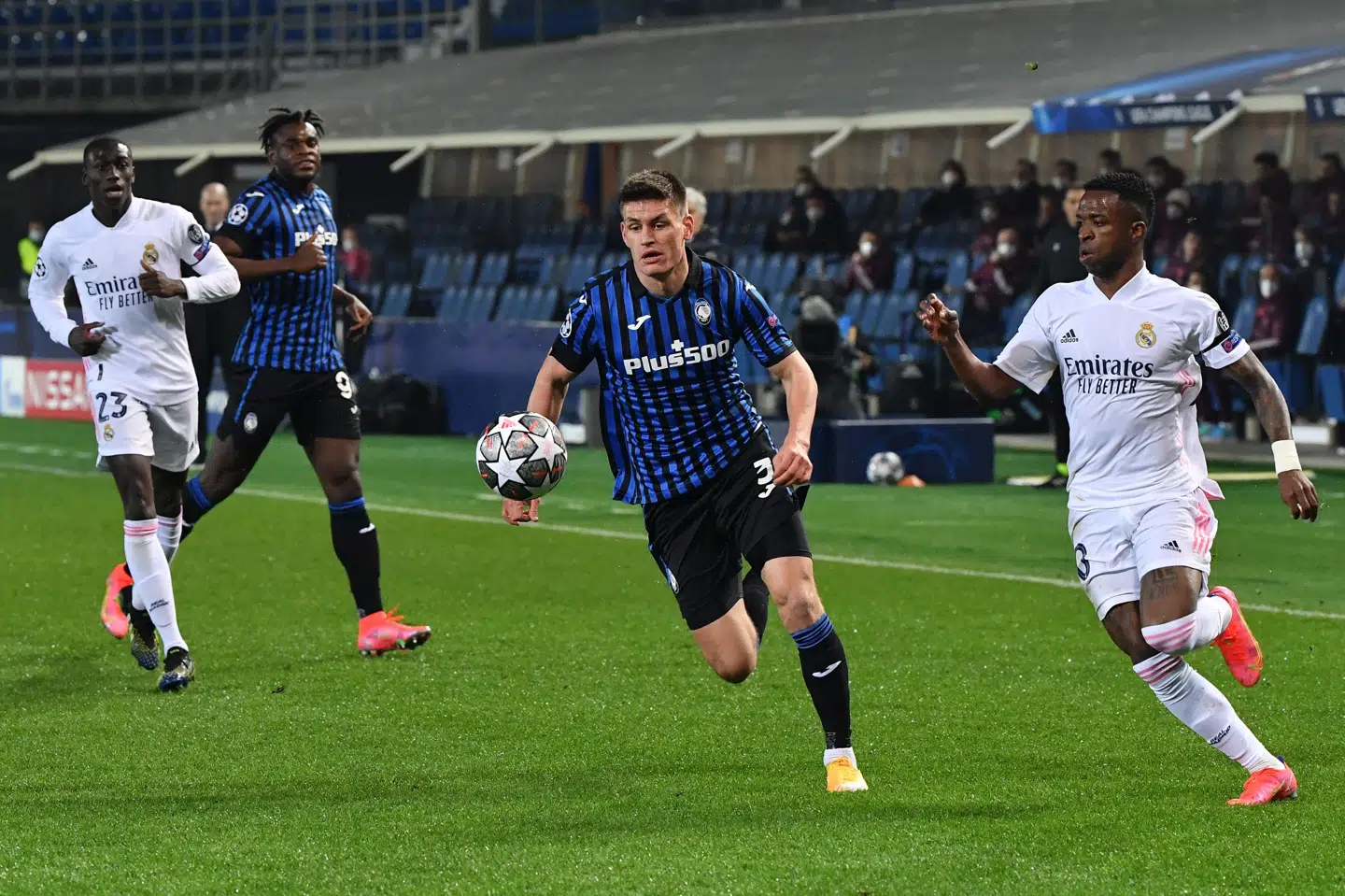 Joakim Mæhle ses her i aktion i onsdagens Champions League-kamp mod Real Madrid. Tiziana Fabi/Ritzau Scanpix