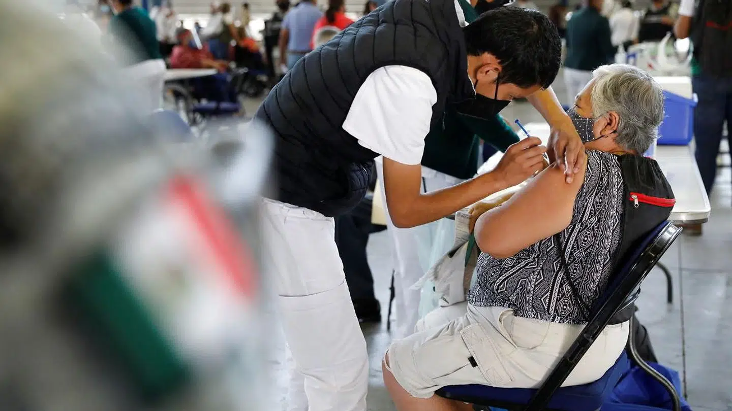Tirsdag oplyses det, at 334.458 danskere har påbegyndt vaccinationen. Af dem har 176.629 personer fået begge vaccinestik og anses for færdigvaccineret.
