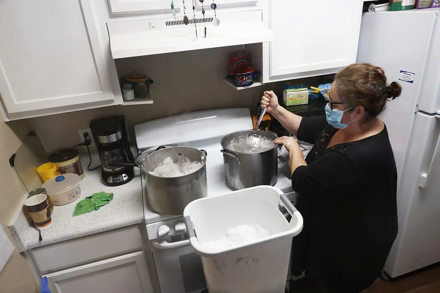 En indbygger i Austin koger sneen for at kunne bruge det til at skylle ud i toilettet.