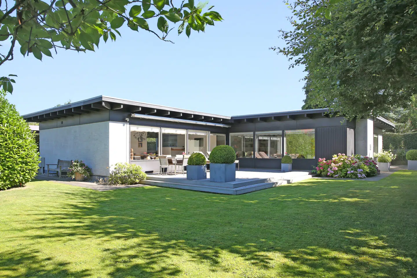 Grevinde Alexandra har netop nu dette hus til salg på Vilvordevej 80 i Charlottenlund.