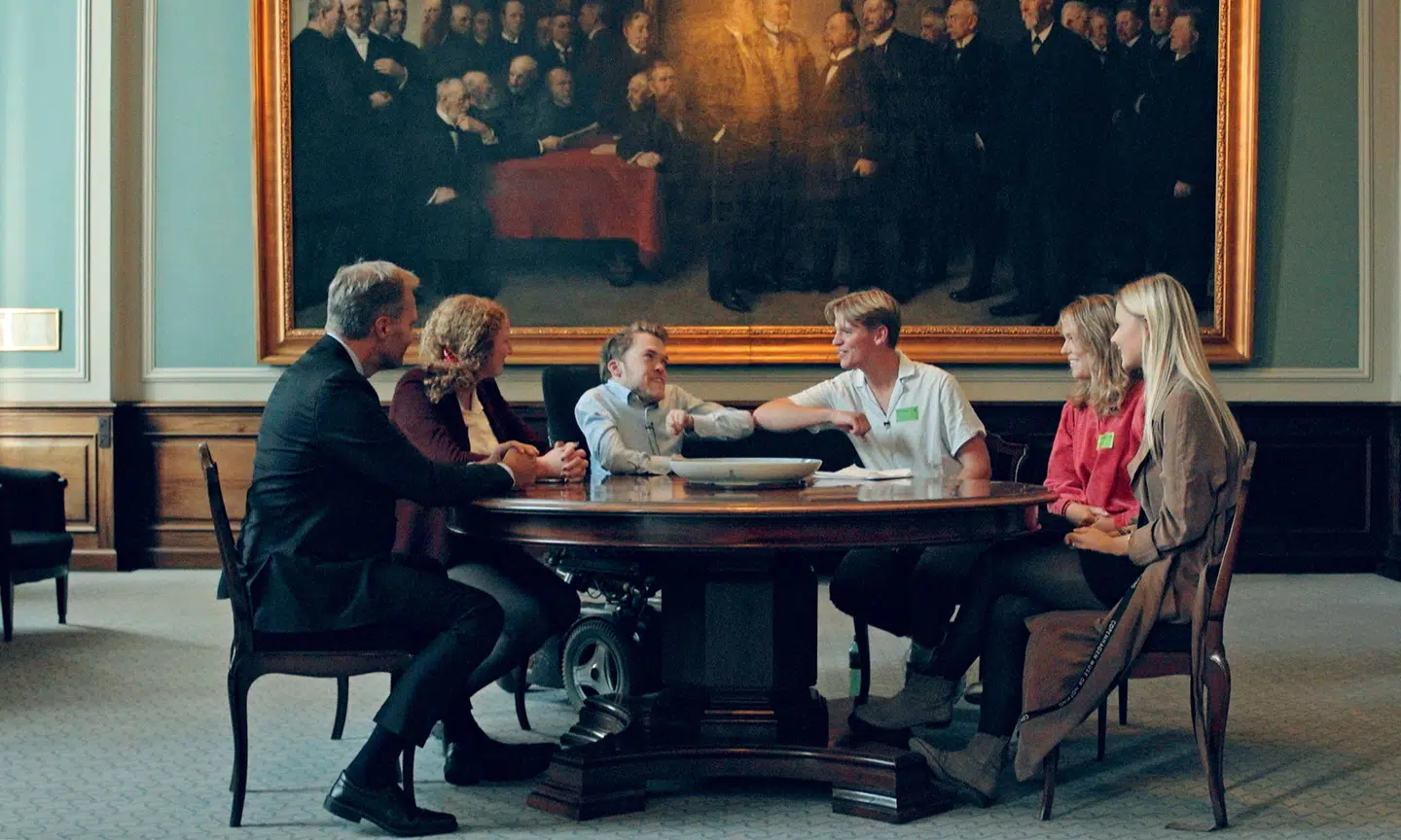 Her møder Malte og to af de kvinder, der er blevet snydt af den falske profil, tre politikere fra Christiansborg. Det drejer sig om Rosa Lund (EL), Kristian Hegaard (RV) og Peter Skaarup (DF).