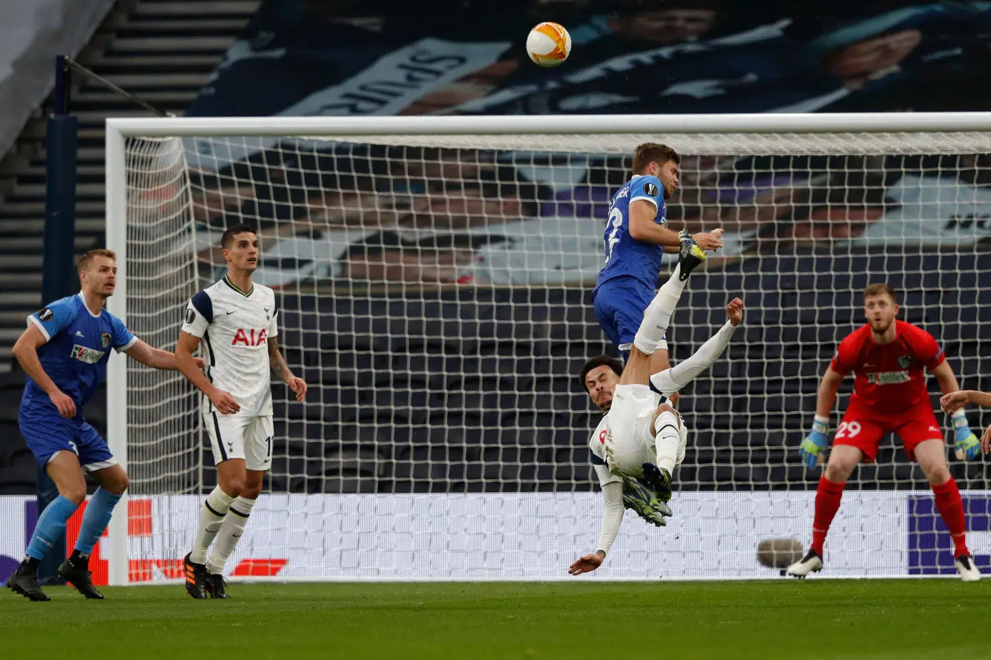 Dele Alli vendte rundt i luften og sparkede Tottenham på 1-0. Adrian Dennis/Ritzau Scanpix