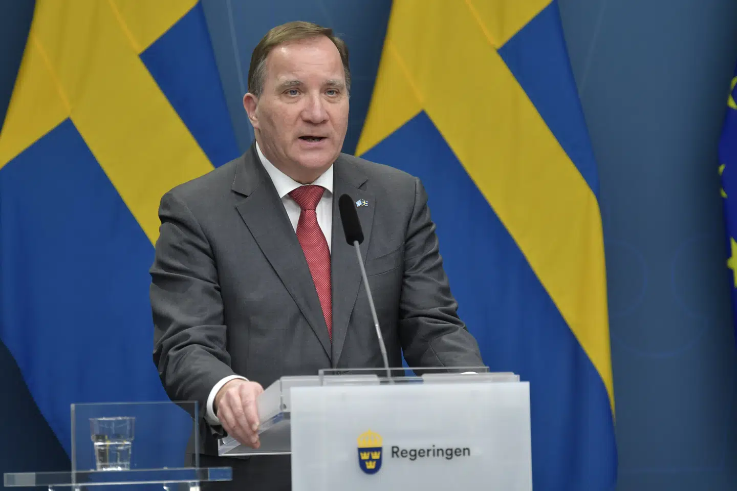 I Sverige skal alle barer og caféer fremover lukke senest klokken 20.30 - uanset om de sælger alkohol eller ej. De nye restriktioner skal træde i kraft fra mandag, siger statsminister Stefan Löfven. 10040 Anders Wiklund/Tt/Ritzau Scanpix