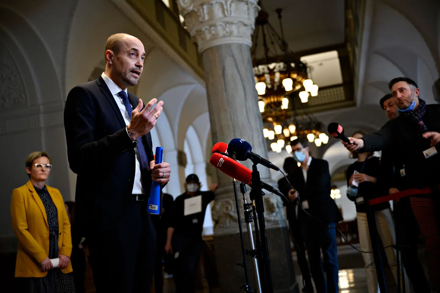 Sundhedsminister Magnus Heunicke (S) og børne- og undervisningsminister Pernille Rosenkrantz-Theil (S), da de sammen med justitsministeren holder doorstep om genåbning af samfundet på Christiansborg i København.