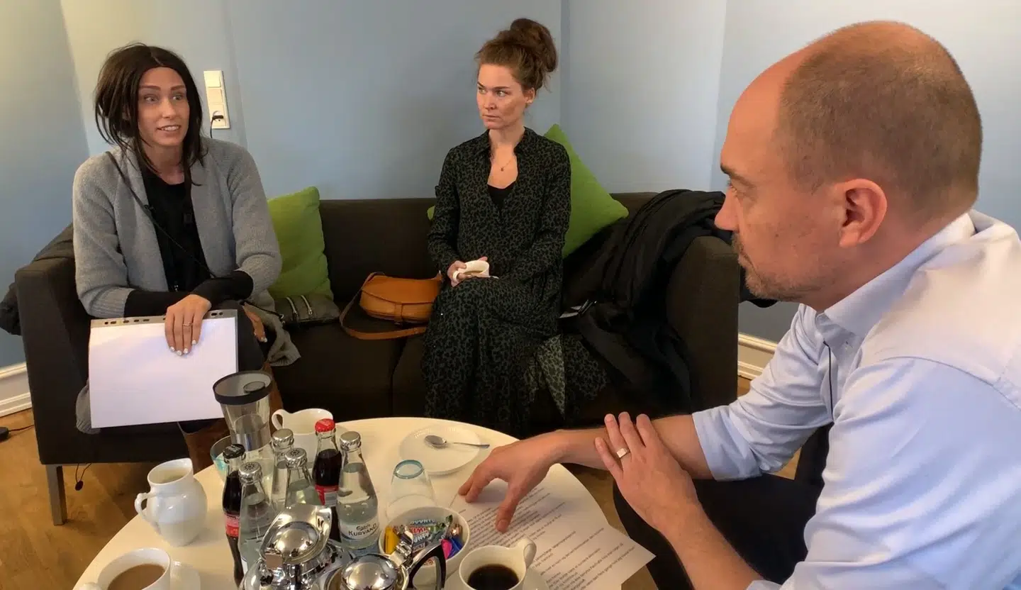 Rasmus, Sandra (yderst til venstre) og Maria på besøg hos Magnus Heunicke (S). Foto: Kasper Riising.