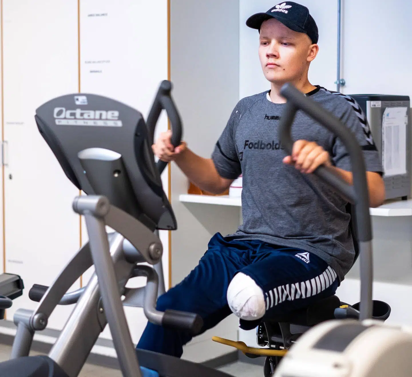 18-årige Rasmus Davison genoptræner på Riget i december 2019, efter han har fået amputeret sit ben på grund af kræft. Foto: Byrd/Louise Askly