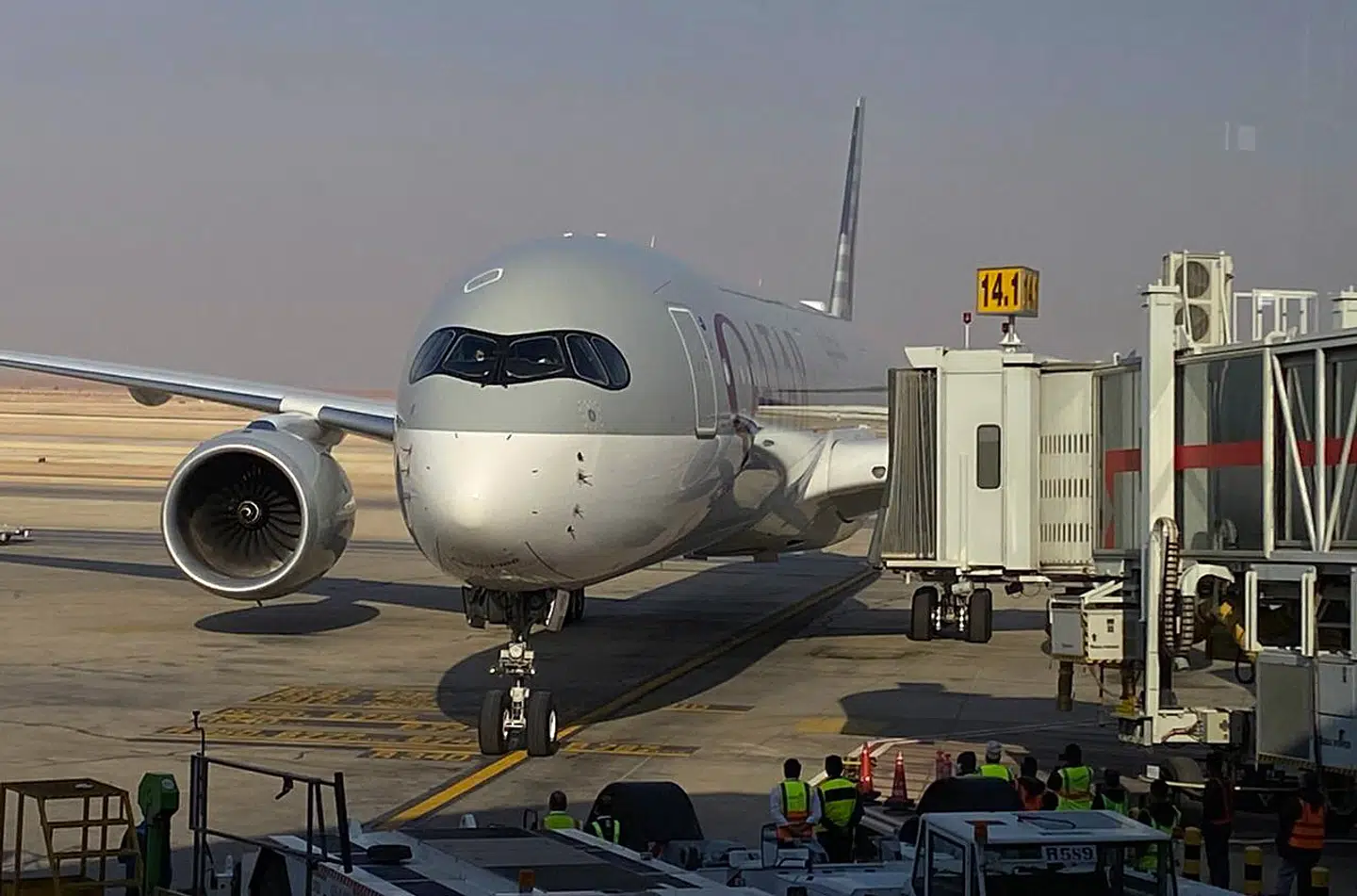 Et fly fra Qatar venter på at passagererne går af flyet i King Khalid lufthavn i Saudi-Arabiens hovedstad Riyadh.