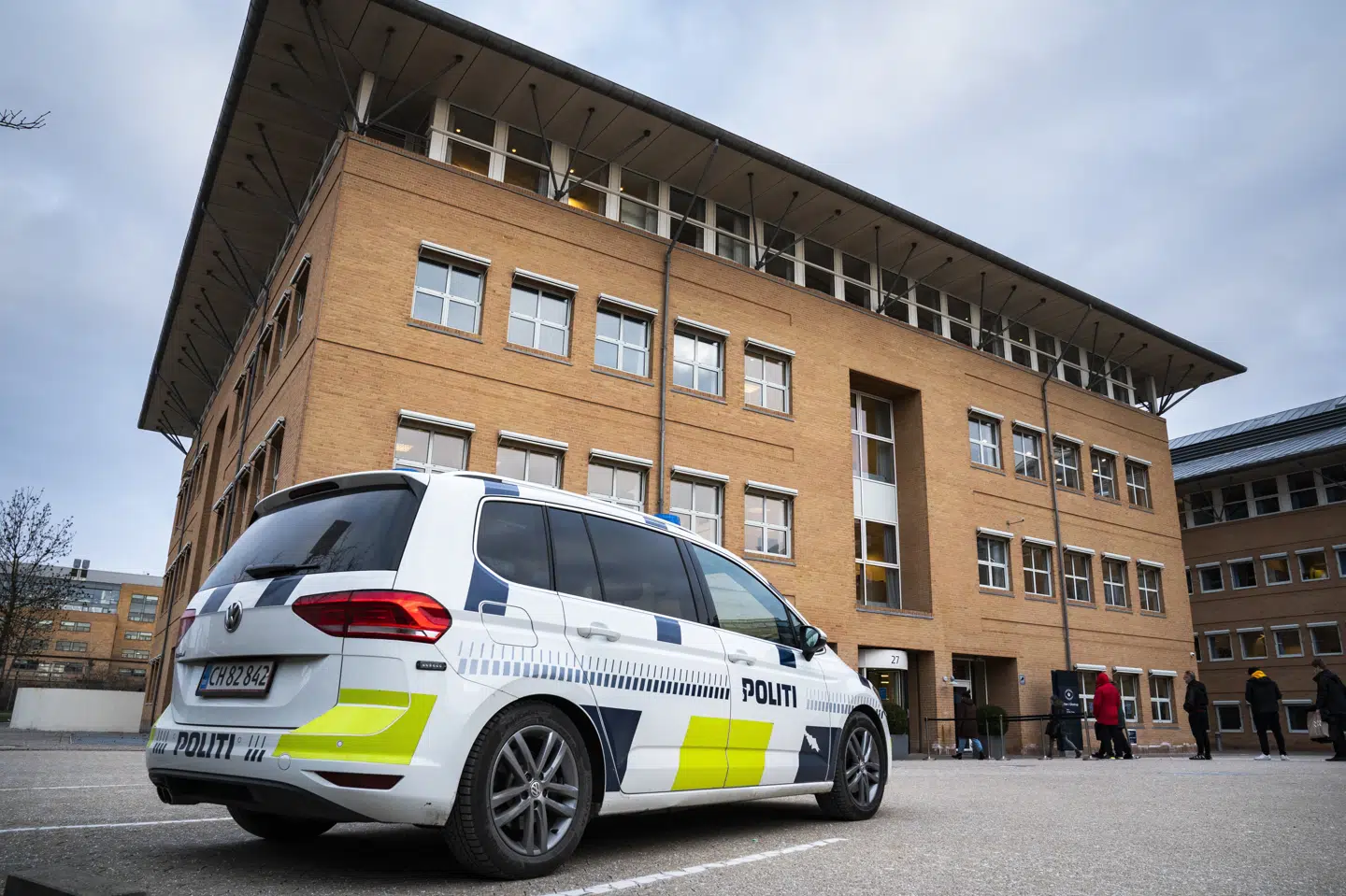 Som en af de første er en 17-årig dreng ved Retten i Glostrup blevet idømt en skærpet straf for at skyde fyrværkeri mod politiet. Dommen lyder på seks måneders fængsel. Fem af månederne skal dog ikke afsones, hvis han i en prøvetid på et år kan holde sig fra kriminalitet.(Arkivfoto). Martin Sylvest/Ritzau Scanpix