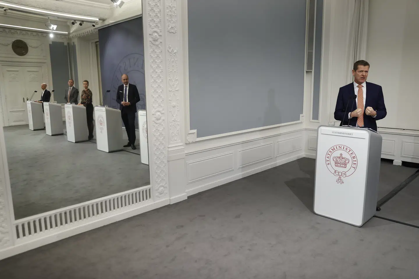 - Genåbningen mere forsigtig og mere kontrolleret, end de genåbninger vi lavede i foråret. Det er den nødt til at være, for at vi kan bevare vores epidemikontrol, og sådan at hvis epidemien blusser op igen, at vi så kan styre det, lyder det fra Søren Brostrøm, direktør i Sundhedsstyrelsen, på et pressemøde onsdag aften. Jens Dresling/Ritzau Scanpix