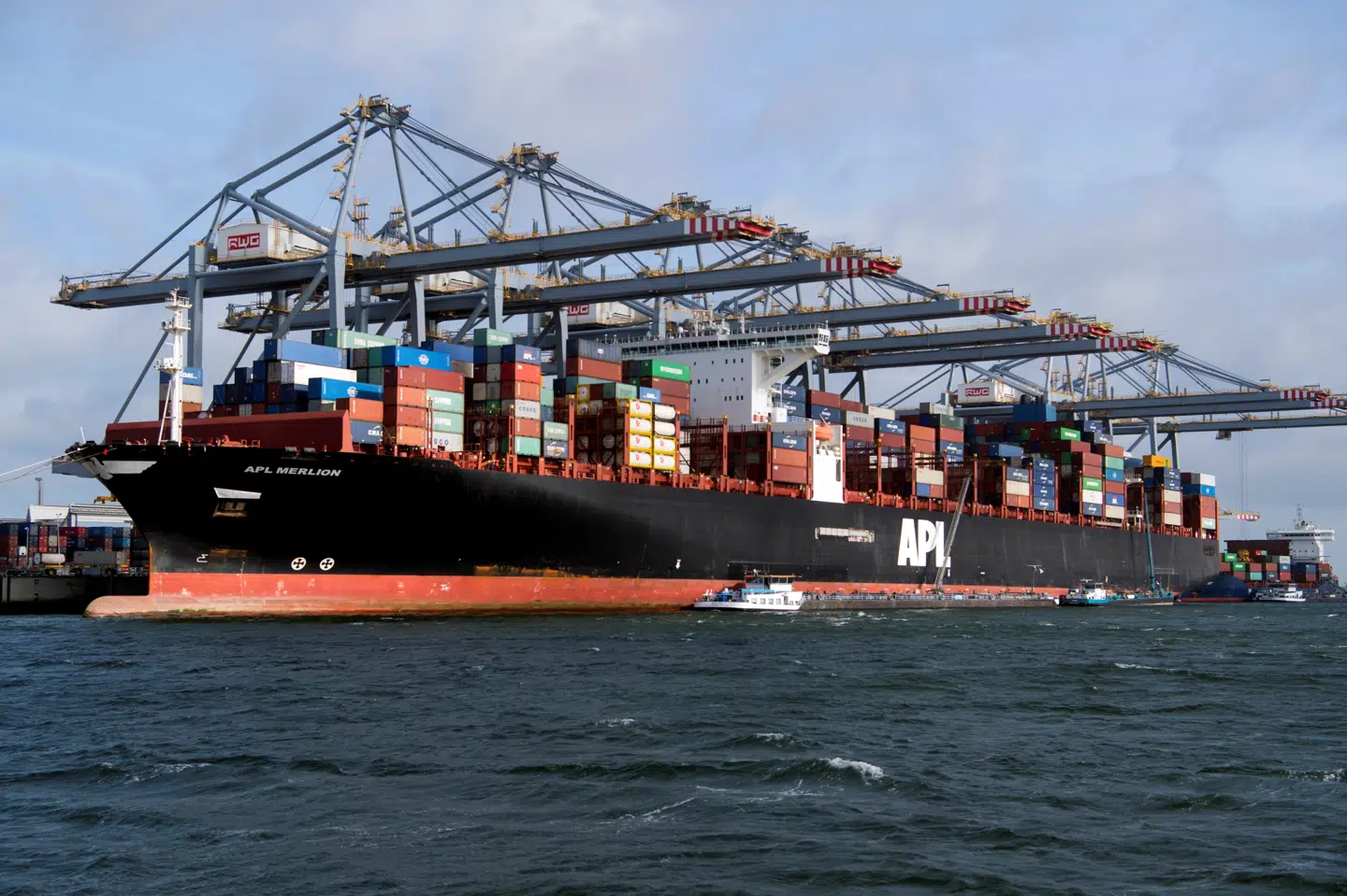 Containere lastes på et skib i Rotterdams havn i Holland. (Arkivfoto) Piroschka Van De Wouw/Reuters
