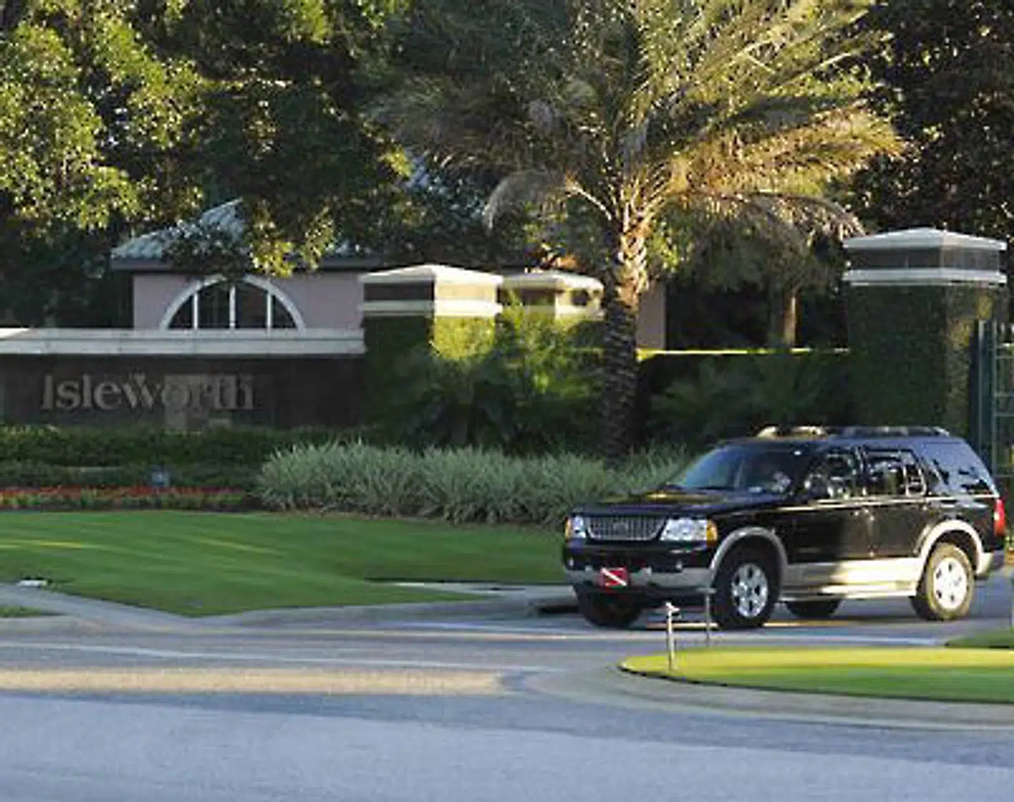 Det var her foran Tiger Woods' ekslusive hjem i Florida, at Tiger Woods først kørte ind i en brandhane og siden et træ