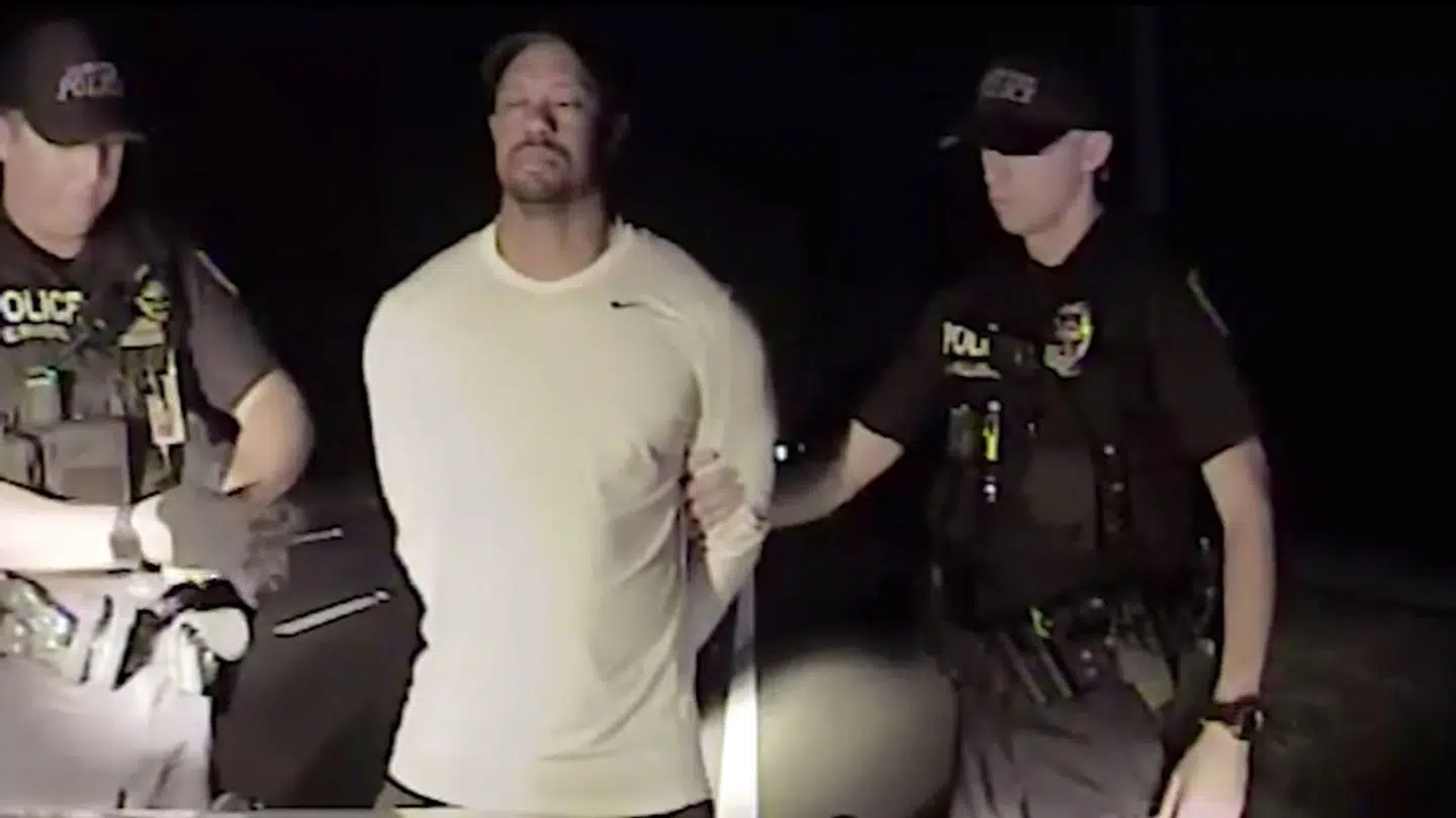 Politiet anholder Tiger Woods, da han blev fundet sovende bag rettet på sin bil i 2017.
