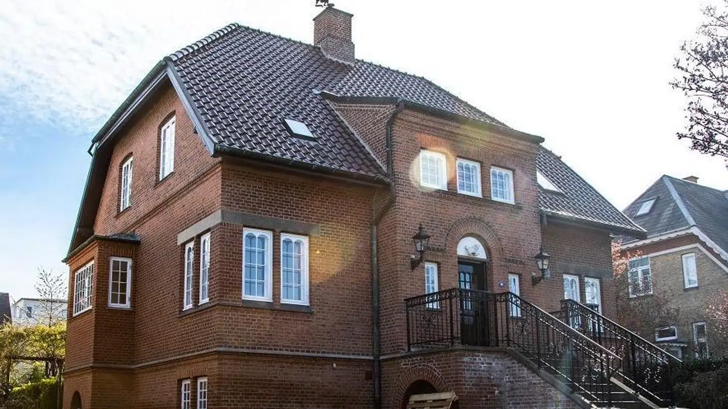 Caroline Fleming overtog i 2020 denne røde villa er på 227 kvadratmeter plus kælder.