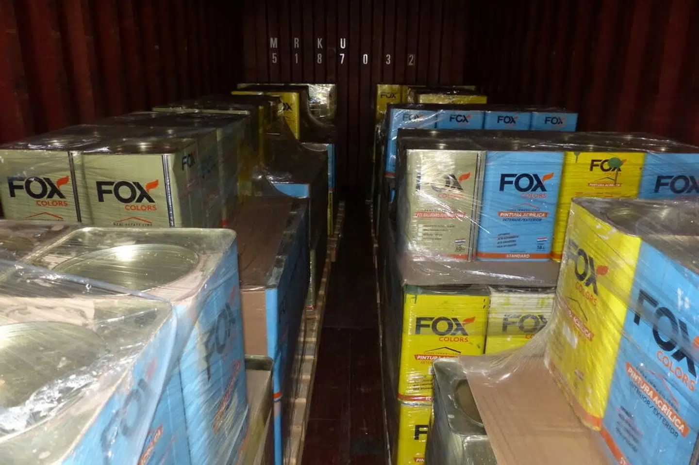 De store mængder kokain, der blev fundet på havnen i Hamburg, var gemt i 1700 dåser. De skulle angiveligt have indeholdt spartelmasse. De var blevet fragtet til Europa af et fragtskib fra Paraguay. Billedet er frigivet af de tyske toldmyndigheder. Zollfahndungsamt Hamburg/Reuters