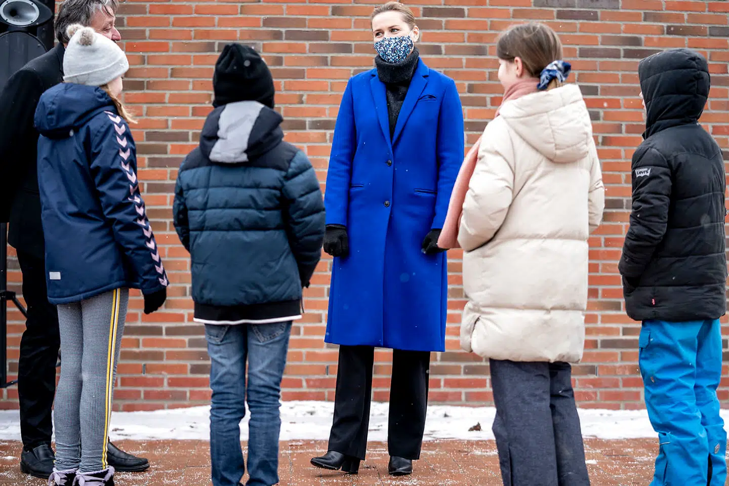 Statsminister Mette Frederiksen (S) taler med elever under besøg på Allerslev Skole i Lejre Kommune på Sjælland, mandag den 8. februar 2021. 0.-4. klasse kan fra i dag gå i skole igen.. (Foto: Mads Claus Rasmussen/Ritzau Scanpix)