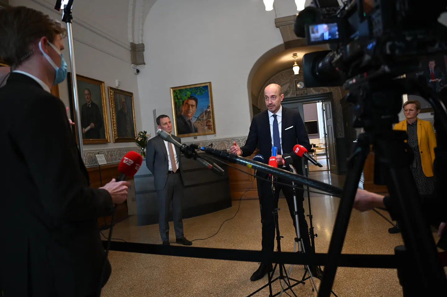 Justitsminister Nick Hækkerup (S) og sundhedsminister Magnus Heunicke (S) kunne sammen med børne og undervisningsminister Pernille RosenkrantzTheil (S) onsdag formiddag præsentere detaljerne i genåbningsaftalen. Philip Davali/Ritzau Scanpix